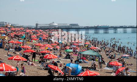 Brighton UK 30. Juli 2024 - die Menschenmassen genießen heute den Sonnenschein am Brighton Beach, der voraussichtlich der heißeste Tag des Jahres sein wird, mit Temperaturen von über 30 Grad in einigen Teilen des Südostens: Credit Simon Dack / Alamy Live News Stockfoto