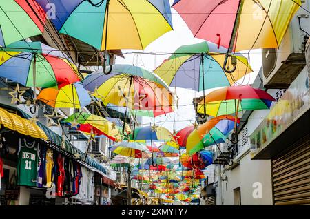 Dekorative, farbenfrohe Regenschirme, die über dem Lorong Song Hong vor der Armenia Street in George Town, Penang, Malaysia hängen und Schatten spenden Stockfoto