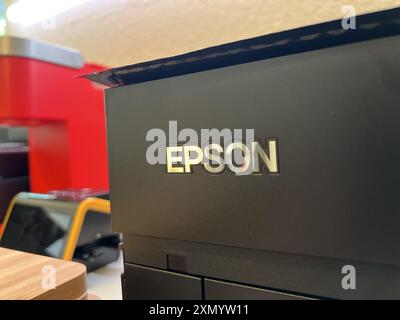 USA. Juni 2024. Nahaufnahme des Epson-Logos auf einem Bürogerät, Lafayette, Kalifornien, Juni 2024. (Foto: Smith Collection/Gado/SIPA USA) Credit: SIPA USA/Alamy Live News Stockfoto