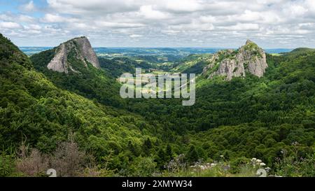 Panoramablick auf die Felsen Sanadoire und Tuiliere (Roches Tuilière et Sanadoire auf Französisch) Puy de Dome, Auvergne, Frankreich. Stockfoto