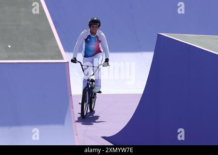 Paris, Frankreich. 30. Juli 2024. Julien Mattia/Le Pictorium - Radfahren - BMX Freestyle Park - Qualifikation - Paris 2024 - 30/07/2024 - Frankreich/seine Saint Denis/Paris - Laury Perez (FRA) in der Qualifikation für das BMX-Park-Event für die Olympischen Spiele 2024 in Paris auf dem Place de la Concorde. Quelle: LE PICTORIUM/Alamy Live News Stockfoto