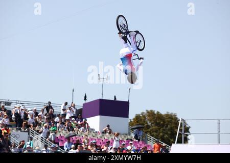 Paris, Frankreich. 30. Juli 2024. Julien Mattia/Le Pictorium - Radfahren - BMX Freestyle Park - Qualifikation - Paris 2024 - 30/07/2024 - Frankreich/seine Saint Denis/Paris - Laury Perez (FRA) in der Qualifikation für das BMX-Park-Event für die Olympischen Spiele 2024 in Paris auf dem Place de la Concorde. Quelle: LE PICTORIUM/Alamy Live News Stockfoto