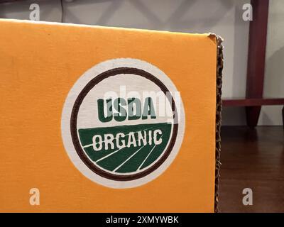 USA. Juni 2024. Nahaufnahme des USDA Certified Organic Etiketts auf einem Karton, Lafayette, Kalifornien, Juni 2024. (Foto: Smith Collection/Gado/SIPA USA) Credit: SIPA USA/Alamy Live News Stockfoto