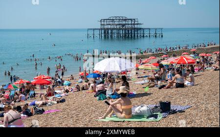 Brighton UK 30. Juli 2024 - die Menschenmassen genießen heute den Sonnenschein am Brighton Beach, der voraussichtlich der heißeste Tag des Jahres sein wird, mit Temperaturen von über 30 Grad in einigen Teilen des Südostens: Credit Simon Dack / Alamy Live News Stockfoto