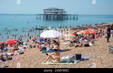 Brighton UK 30. Juli 2024 - die Menschenmassen genießen heute den Sonnenschein am Brighton Beach, der voraussichtlich der heißeste Tag des Jahres sein wird, mit Temperaturen von über 30 Grad in einigen Teilen des Südostens: Credit Simon Dack / Alamy Live News Stockfoto