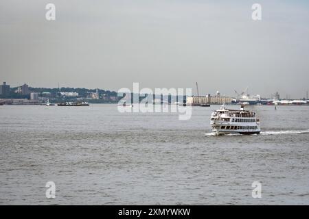 New York, USA - 7. Juni 2019: Eine Fähre fährt über den Hudson River mit der Skyline von Manhattan im Hintergrund. Stockfoto