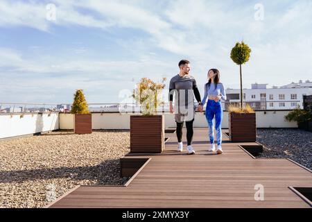 Freunde treffen sich im Sommer auf der Dachterrasse. Stockfoto