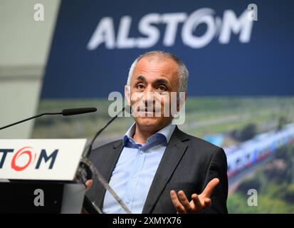 Bautzen, Deutschland. 30. Juli 2024. Müslüm Yakisan, Präsident der Dach-Region bei Alstom, spricht auf der Bühne bei der Einweihung einer neuen Produktionslinie bei der Alstom Transportation Germany GmbH. Als traditioneller Standort für den Bau moderner Schienenfahrzeuge erweitert Alstom nun sein internationales Portfolio mit der Eröffnung der neuen Produktionslinie und fertigt als ersten Schritt Regionalzüge für Rumänien. Robert Michael/dpa/Alamy Live News Stockfoto