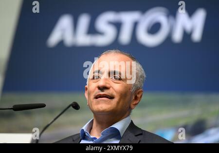 Bautzen, Deutschland. 30. Juli 2024. Müslüm Yakisan, Präsident der Dach-Region bei Alstom, spricht auf der Bühne bei der Einweihung einer neuen Produktionslinie bei der Alstom Transportation Germany GmbH. Als traditioneller Standort für den Bau moderner Schienenfahrzeuge erweitert Alstom nun sein internationales Portfolio mit der Eröffnung der neuen Produktionslinie und fertigt als ersten Schritt Regionalzüge für Rumänien. Robert Michael/dpa/Alamy Live News Stockfoto