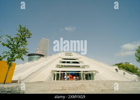 Tirana-Pyramide im Zentrum nahe dem Skanderbeg-Platz in Tirana. Albanien. Kongresszentrum. Hochwertige Fotos Stockfoto