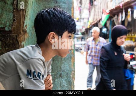 Beirut, Libanon, 30. Juli 2024. Palästinensische Kinder im Flüchtlingslager Shatila spielen trotz der schwierigen Lebensbedingungen Tischfußball und zeigen Resi Stockfoto