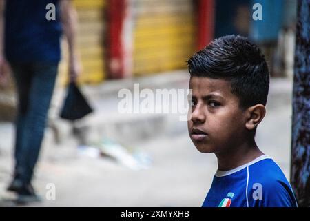 Beirut, Libanon, 30. Juli 2024. Palästinensische Kinder im Flüchtlingslager Shatila spielen trotz der schwierigen Lebensbedingungen Tischfußball und zeigen Resi Stockfoto