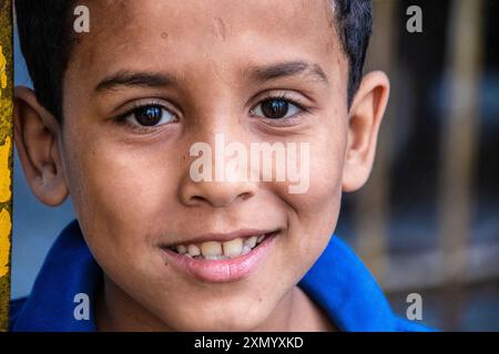 Beirut, Libanon, 30. Juli 2024. Palästinensische Kinder im Flüchtlingslager Shatila spielen trotz der schwierigen Lebensbedingungen Tischfußball und zeigen Resi Stockfoto