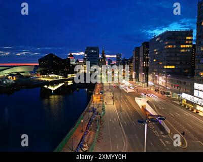 Blick aus der Vogelperspektive auf den Strand und das Salthouse Dock in Richtung Liver Building in der Abenddämmerung. Stockfoto