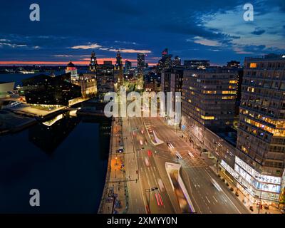 Blick aus der Vogelperspektive auf den Strand und das Salthouse Dock in Richtung Liver Building in der Abenddämmerung. Stockfoto