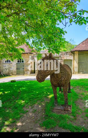 Ein extrem lebensechtes Weidenpferd-Pony im Stallhof von Stourhead Gardens, Wiltshire, England, Großbritannien Stockfoto