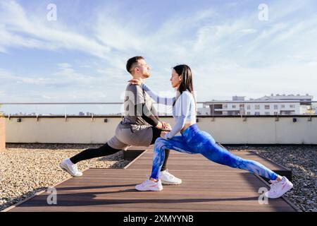 Aufwärmtraining im Sommer können Sie am Morgen im Freien auf dem Dach trainieren Stockfoto