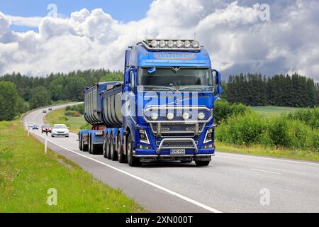 Wunderschön gestalteter blauer Volvo FH16 Lkw-Kassettenanhänger von KMS Palvelu Oy im Straßenverkehr an einem Sommertag. Salo, Finnland. Juli 2024. Stockfoto