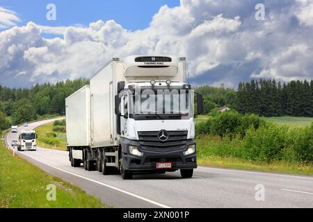 Der weiße Mercedes-Benz Actros-Lkw transportiert an einem Sommertag Güter im Thermo King FRC-Anhänger im Autobahnverkehr. Salo, Finnland. Juli 2024. Stockfoto