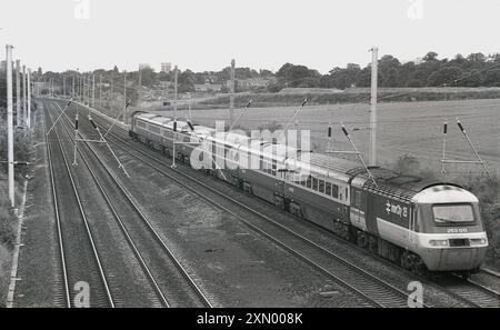 1970er Jahre, British Railways, ein Inter-City 125 Elektrozug (Nr. 253011), auf der neu elektrifizierten East Coast-Hauptstrecke, von der Teile zwischen 1975 und 1978 elektrifiziert wurden. Stockfoto