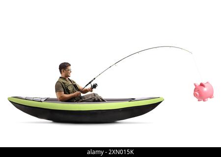 Seitenaufnahme eines jungen Mannes, der von einem Kanu aus fischt und eine Schweinebank auf weißem Hintergrund fängt Stockfoto