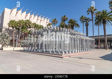 Los Angeles, CA, USA: 26. Juli 2024: Urban Light Skulptur des Künstlers Chris Burden ist im Los Angeles County Museum of Art in Lo zu sehen Stockfoto