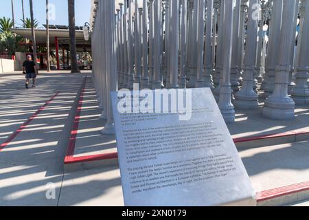 Los Angeles, CA, USA: 26. Juli 2024: Nahaufnahme eines Schildes für die Urban Light Skulptur des Künstlers Chris Burden im Los Angeles County Museum of Art in Stockfoto