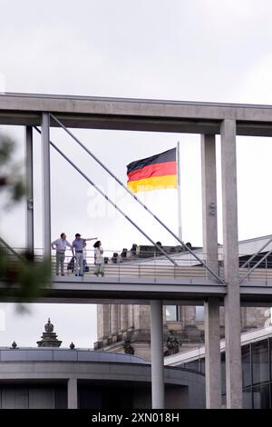 Deutschlandfahne Reichstag DEU, Deutschland, Deutschland, Berlin, 24.07.2024 Besucher vor der Deutschlandfahne am Reichstag, Sitz des Deutschen Bundestag und dem Paul-Loebe-Haus im Regierungsviertel in Berlin Deutschland en: Besucher vor der deutschen Flagge am Reichstag, Sitz des Deutschen Bundestages und des Paul-Loebe-Hauses im Regierungsbezirk Berlin *** Deutsche Flagge Reichstag DEU, Deutschland, Berlin, 24 07 2024 Besucher vor der deutschen Flagge im Reichstag, Sitz des Deutschen Bundestages und des Paul-Loebe-Hauses im Regierungsbezirk Berlin Stockfoto