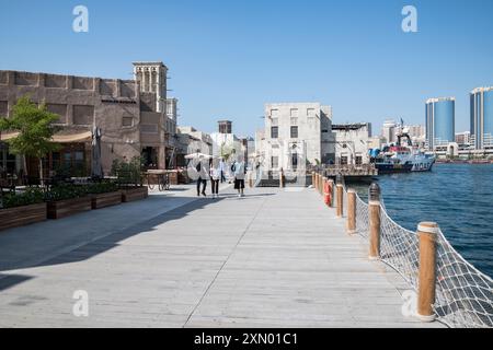 Al Seef in Dubai: Moderne und traditionelle Architektur mit Restaurants, Geschäften, Freizeit- und Touristenattraktionen, Vereinigte Arabische Emirate Stockfoto
