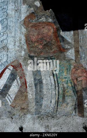 Ritter in Rüstung, gemalt links von der Tür auf der Fassade mit Renaissance-Fresken des Palazzo Geremia in Trient, Trentino-Südtirol, Italien. Stockfoto