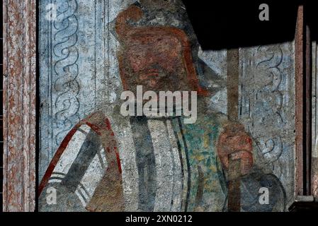 Detail des Ritters in Rüstung, gemalt auf der Fassade mit Renaissance-Fresken des Palazzo Geremia in Trient, Trentino-Südtirol, Italien. Stockfoto