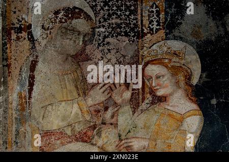 Der Segen des aubrandhaarigen heiligen mit goldener Krone. Detail des spätmittelalterlichen Freskos in der Basilika Duomo di San Vigil in Trient, Italien. Stockfoto