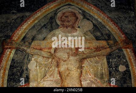 Die Heilige Dreifaltigkeit. Detail des beschädigten spätmittelalterlichen Freskos in der lombardisch-romanischen Kathedrale in Trient, Italien, der Basilika-Duomo di San Vigil. Stockfoto