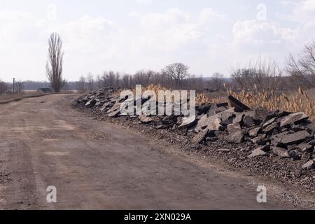 Asphalt am Straßenrand entfernt Stockfoto