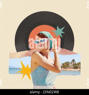 Zeitgenössische Kunstcollage. Lächelnde Frau in gestreiftem Badeanzug, die ihre Sonnenbrille vor dem Hintergrund des Strandes mit Schallplatte als Sonne anpasst. Stockfoto