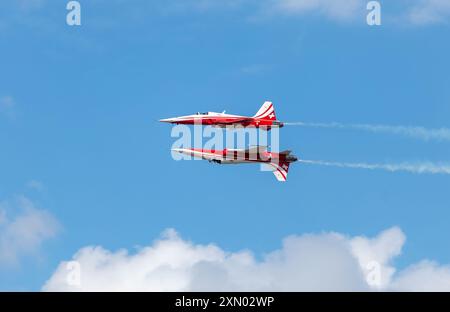 Das Kunstflugteam Patrouille Suisse präsentiert sich auf der RIAT Stockfoto