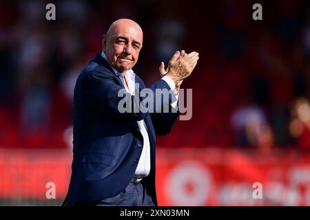 Monza, Italien. Oktober 2023. Foto Claudio Grassi/LaPresse 8 Ottobre 2023 - Monza, Italia - Sport, calcio - Monza vs Salernitana - Campionato italiano di calcio Serie A TIM 2023/2024 - U-Power Stadion. Nella Foto: Adriano Galliani (AC Monza CEO) saluta i tifosi a Fine gara 8. Oktober 2023 - Monza, Italien - Sport, Fußball - AC Monza vs US Salernitana - italienische Serie A TIM Football Championship 2023/2024 - U-Power Stadium. Auf dem Bild: Adriano Galliani (CEO von AC Monza) begrüßt Fans bei der letzten Whistle Credit: LaPresse/Alamy Live News Stockfoto