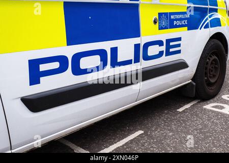 London, UK - 24. Juli 2024: United Kingdom Metropolitan Police Car auf einer Londoner Stadtstraße. Stockfoto