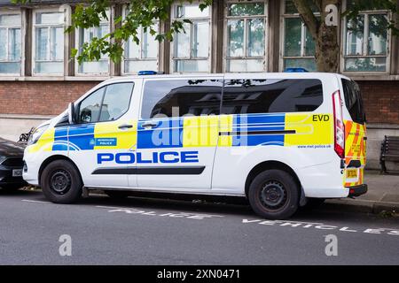 London, UK - 24. Juli 2024: United Kingdom Metropolitan Police Car auf einer Londoner Stadtstraße. Stockfoto