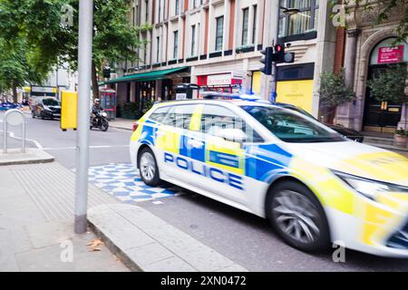 London, UK - 24. Juli 2024: Das United Kingdom Metropolitan Police Car fährt auf einer Londoner Stadtstraße. Stockfoto