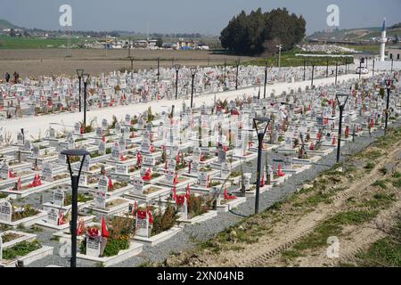 HATAY, TURKIYE - 26. FEBRUAR 2024: Erdbebenfriedhof in Hatay City Stockfoto