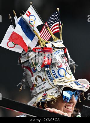 Paris, Frankreich. Juli 2024. Ein Fan in olympischen Kostümen sieht Kunstturnwettbewerbe in der Bercy Arena in Paris, Frankreich, am 28. Juli 2024. Quelle: Liu Dawei/Xinhua/Alamy Live News Stockfoto