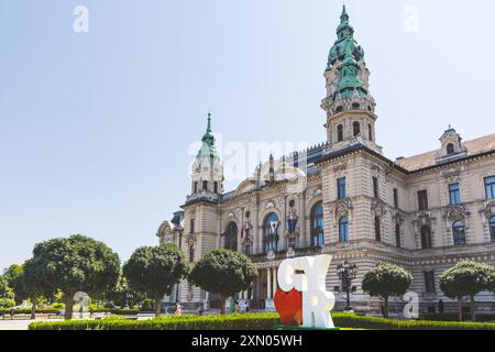 Letterskulptur Love Győr mit dem Rathaus im Hintergrund, Ungarn Stockfoto