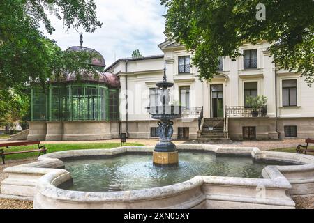 Der wunderschöne Museumsgarten der Lenck-Villa in Sopron mit einem spektakulären Brunnen, Ungarn Stockfoto