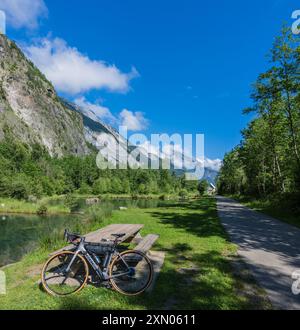 Orbea Gain Elektro-Rennrad Le Lac Bleu, Bourg d'Oisans, Französische Alpen. Stockfoto