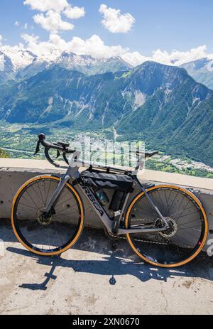 Orbea erhalten Elektro-Rennrad auf der berühmten Rute, Pas de la Confession, Auvergne-Rhône-Alpes, Französische Alpen Stockfoto