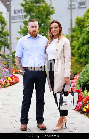 ER ÜBERTRÄGT DEN NAMEN VON JONY AN JONNY Claire Hayes, Schwester von Alan Radford, getötet in der Omagh-Bombe, zusammen mit ihrem Ehemann Jonny Hayes im Strule Arts Centre in Omagh, wo der Vorsitzende der Untersuchung Lord Turnbull die erste öffentliche Anhörung zum Bombenanschlag von Omagh einberuft. Etwa 29 Menschen, darunter eine mit Zwillingen schwangere Frau, wurden bei dem republikanischen Bombenanschlag getötet, der die Stadt Co Tyrone am 15. August 1998 verwüstete. Bilddatum: Dienstag, 30. Juli 2024. Stockfoto