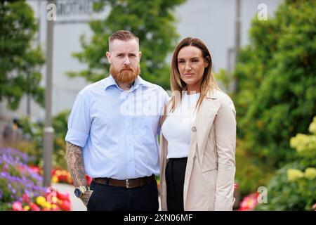 ER ÜBERTRÄGT DEN NAMEN VON JONY AN JONNY Claire Hayes, Schwester von Alan Radford, getötet in der Omagh-Bombe, zusammen mit ihrem Ehemann Jonny Hayes im Strule Arts Centre in Omagh, wo der Vorsitzende der Untersuchung Lord Turnbull die erste öffentliche Anhörung zum Bombenanschlag von Omagh einberuft. Etwa 29 Menschen, darunter eine mit Zwillingen schwangere Frau, wurden bei dem republikanischen Bombenanschlag getötet, der die Stadt Co Tyrone am 15. August 1998 verwüstete. Bilddatum: Dienstag, 30. Juli 2024. Stockfoto