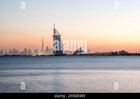 Vereinigte Arabische Emirate, Dubai, 2. Februar 2018. Klares Wetter auf Dubai bei Sonnenaufgang bei 16 Grad Celsius (61F), Vereinigte Arabische Emirate Stockfoto