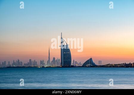 Vereinigte Arabische Emirate, Dubai, 2. Februar 2018. Klares Wetter auf Dubai bei Sonnenaufgang bei 16 Grad Celsius (61F), Vereinigte Arabische Emirate Credit: David GA Stockfoto